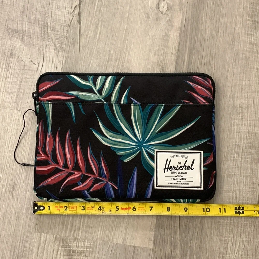 NWOT Herschel Supply Company Ipad Sleeve